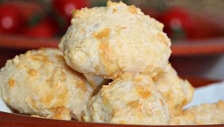 Pao de Queijo (Brazilian Cheese Bread)