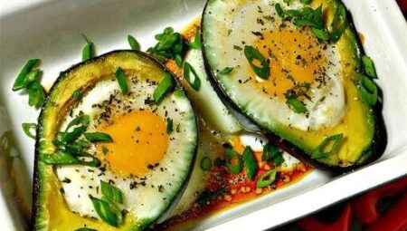 Paleo Baked Eggs in Avocado